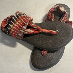 Sanuk size 7 Vibrant Patterned Sandals